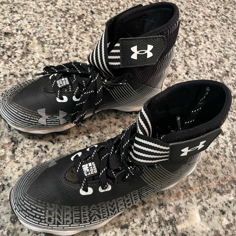 Boys UA Football cleats Size 3Y, EUC